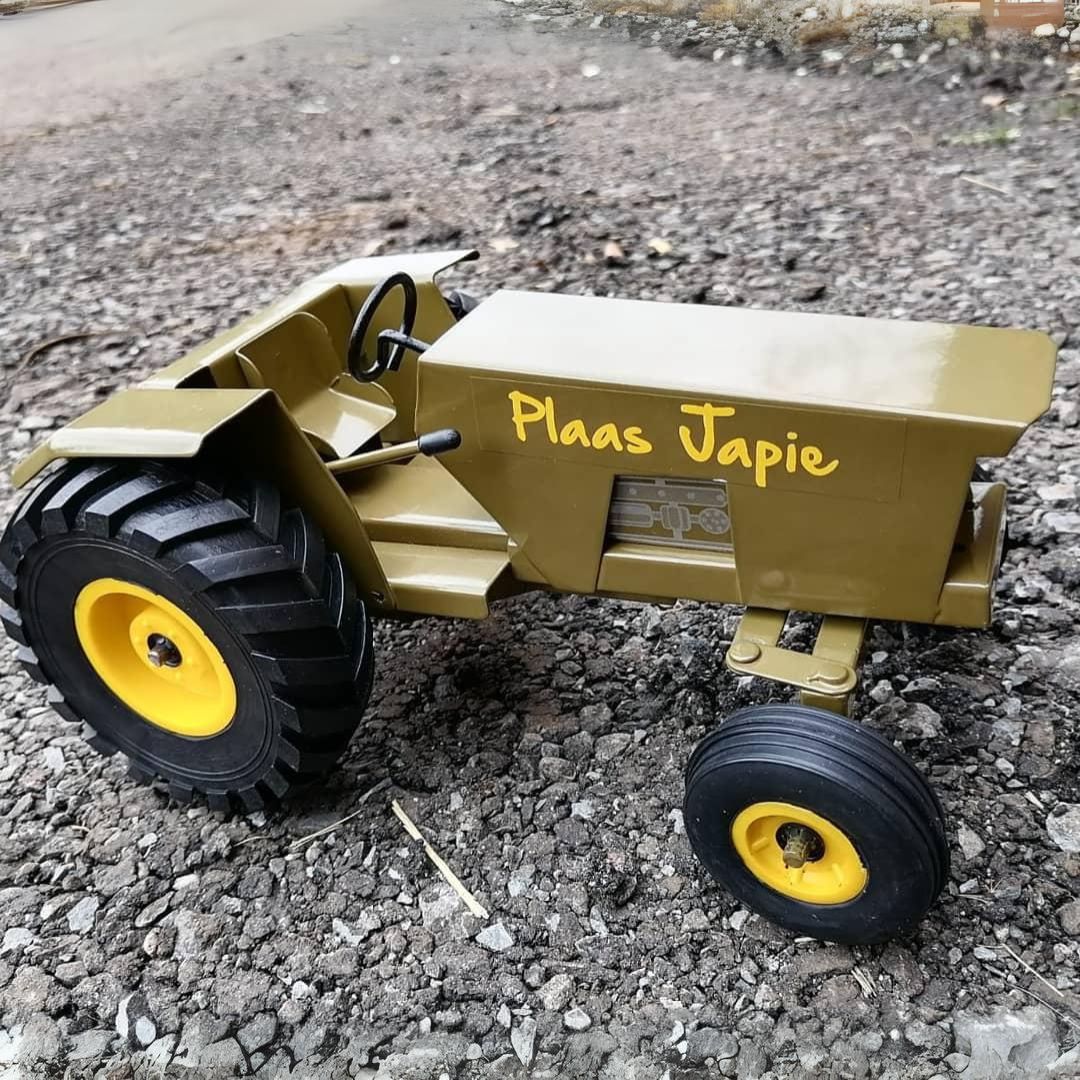 Plaas Japie Tractor (Khaki) 1/16 - Tough Metal Toys