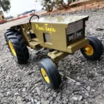 Plaas Japie Tractor (Khaki) 1/16 - Tough Metal Toys - Image 2